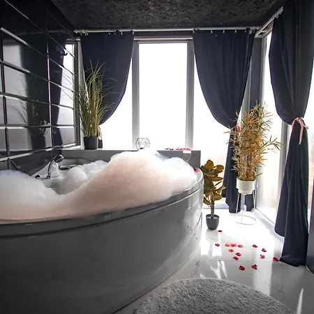 Nikka Pool And Jacuzzi House